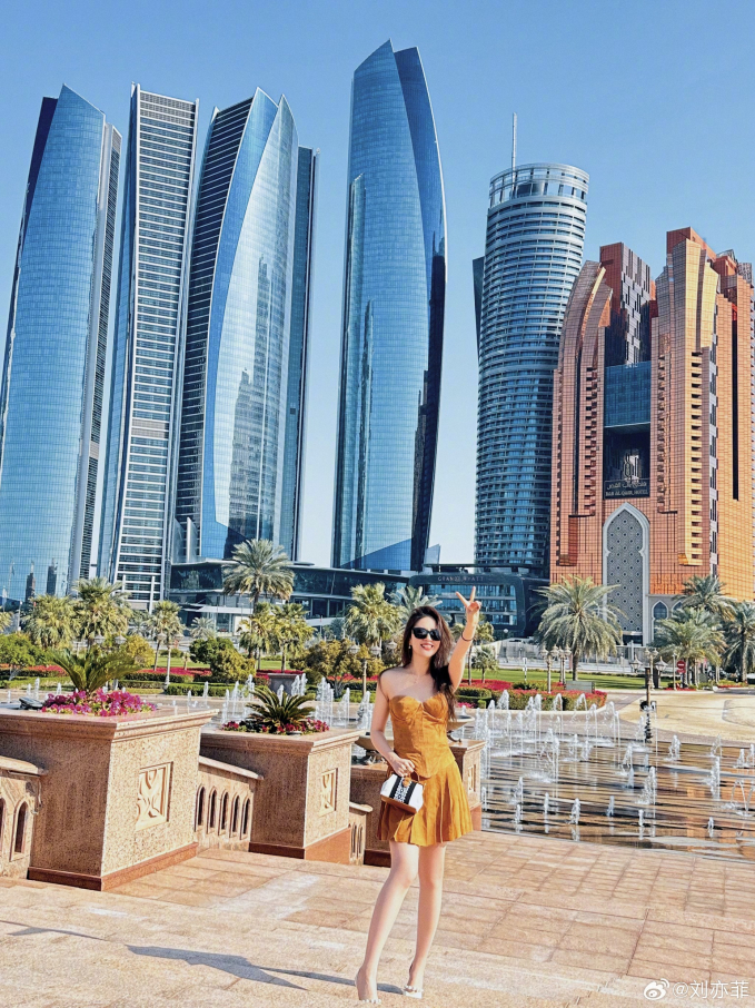 Mỹ nhân Thiên Long Bát Bộ cũng gây ấn tượng với netizen bởi nụ cười tươi tắn cùng cách tạo dáng dễ thương khi chụp ảnh trước khung cảnh xa hoa, giàu có của Abu Dhabi