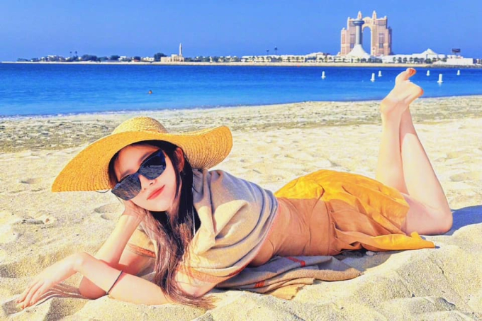 Ngoài ra, trong loạt ảnh “check in” trên bãi biển tuyệt đẹp ở Abu Dhabi, Lưu Diệc Phi còn khiến người hâm mộ không khỏi xuýt xoa với vẻ ngoài trẻ trung, rạng rỡ như thiếu nữ ở tuổi U40