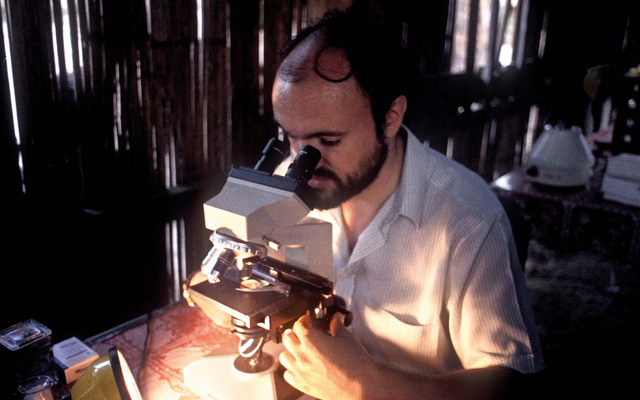   Bác sĩ Carlo Urbani đang nghiên cứu vi sinh (Nguồn ảnh: http://www.felicitapubblica.it)  