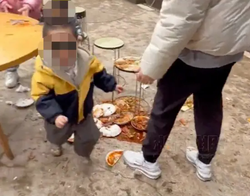 Cậu bé 4 tuổi làm đổ mâm cỗ