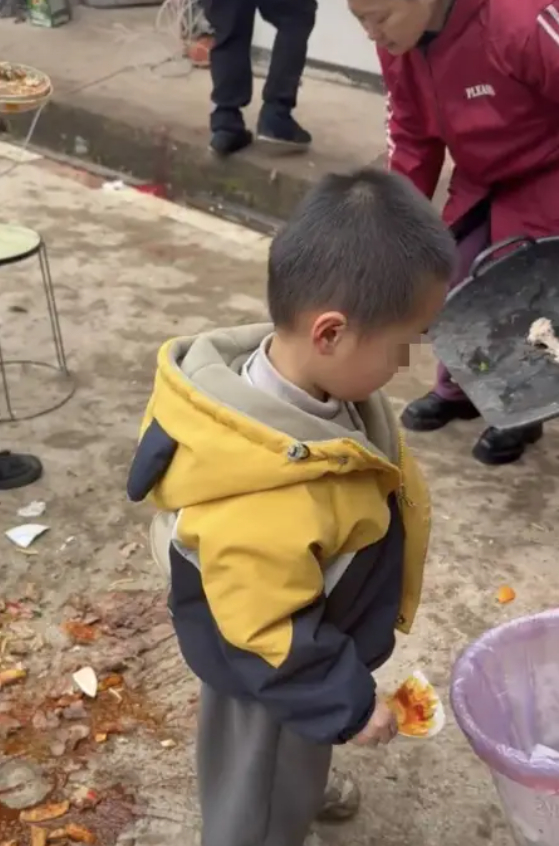 Cậu bé phải tự dọn dẹp