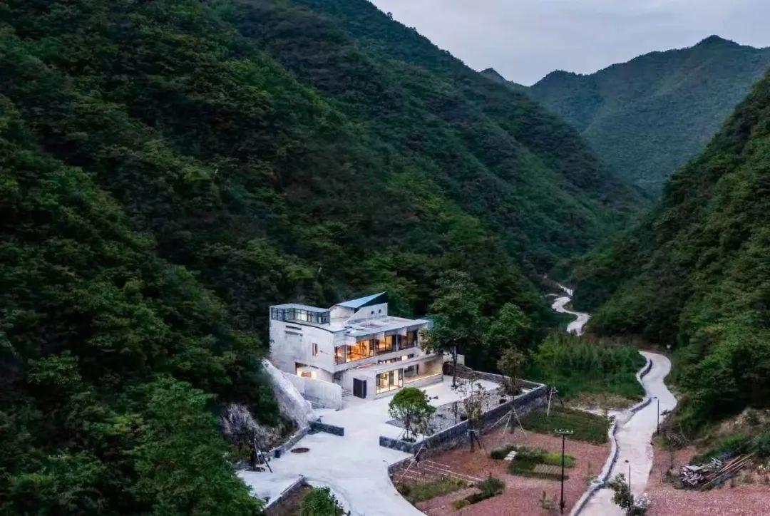 Hình ảnh căn nhà bên vách núi