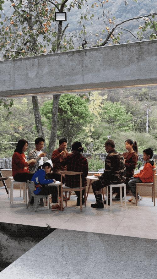 Cả gia đình cùng nhau tụ họp