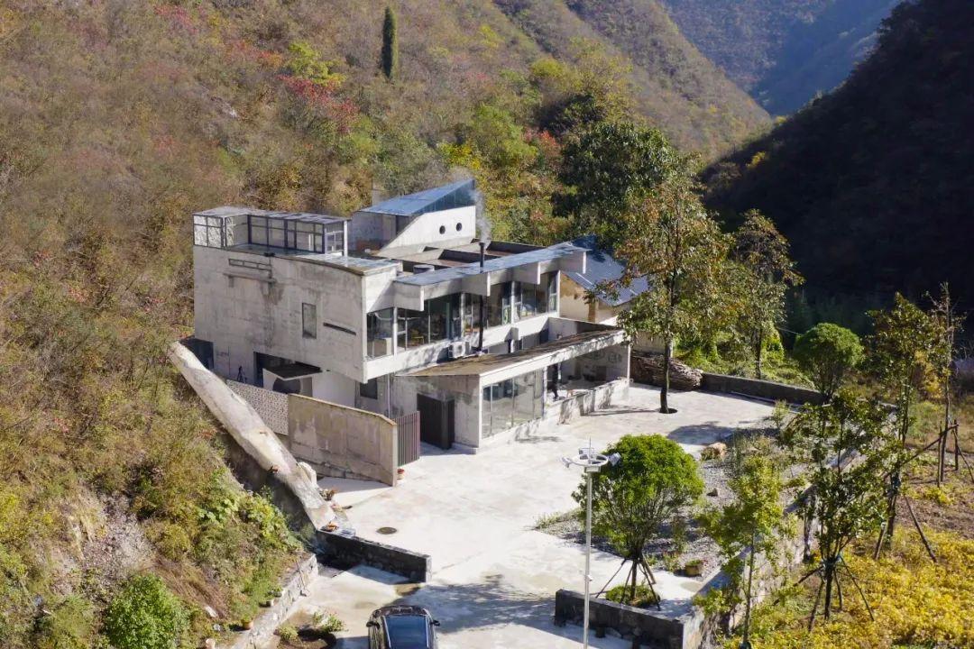 Nam nghệ sĩ 41 tuổi xây nhà bên vách đá dưỡng già cùng cha mẹ: Gia đình 9 người quây quần, sống ở nơi mình thích mới là bình yên