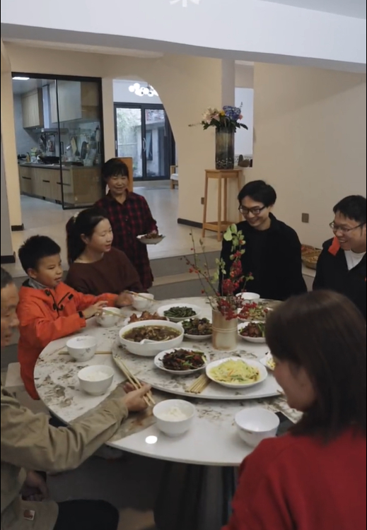 Nam nghệ sĩ 41 tuổi xây nhà bên vách đá dưỡng già cùng cha mẹ: Gia đình 9 người quây quần, sống ở nơi mình thích mới là bình yên