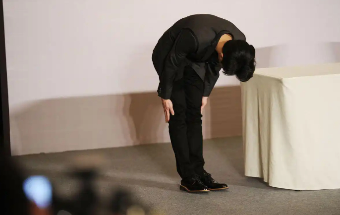 Bí ẩn nghề xin lỗi chuyên nghiệp: Dịch vụ không tưởng, thay mặt chồng hẹn gặp vợ 23 lần để 