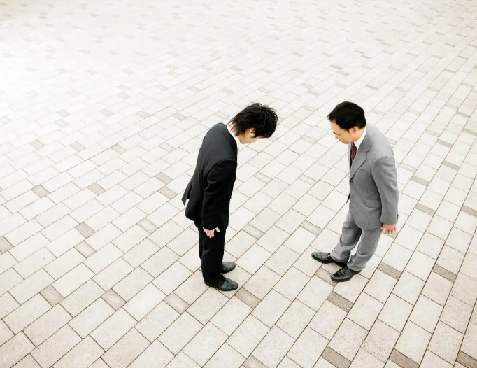 Bí ẩn nghề xin lỗi chuyên nghiệp: Dịch vụ không tưởng, thay mặt chồng hẹn gặp vợ 23 lần để 