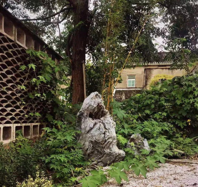 Trình Phương còn dùng vật liệu sẵn có để trang trí cho căn nhà