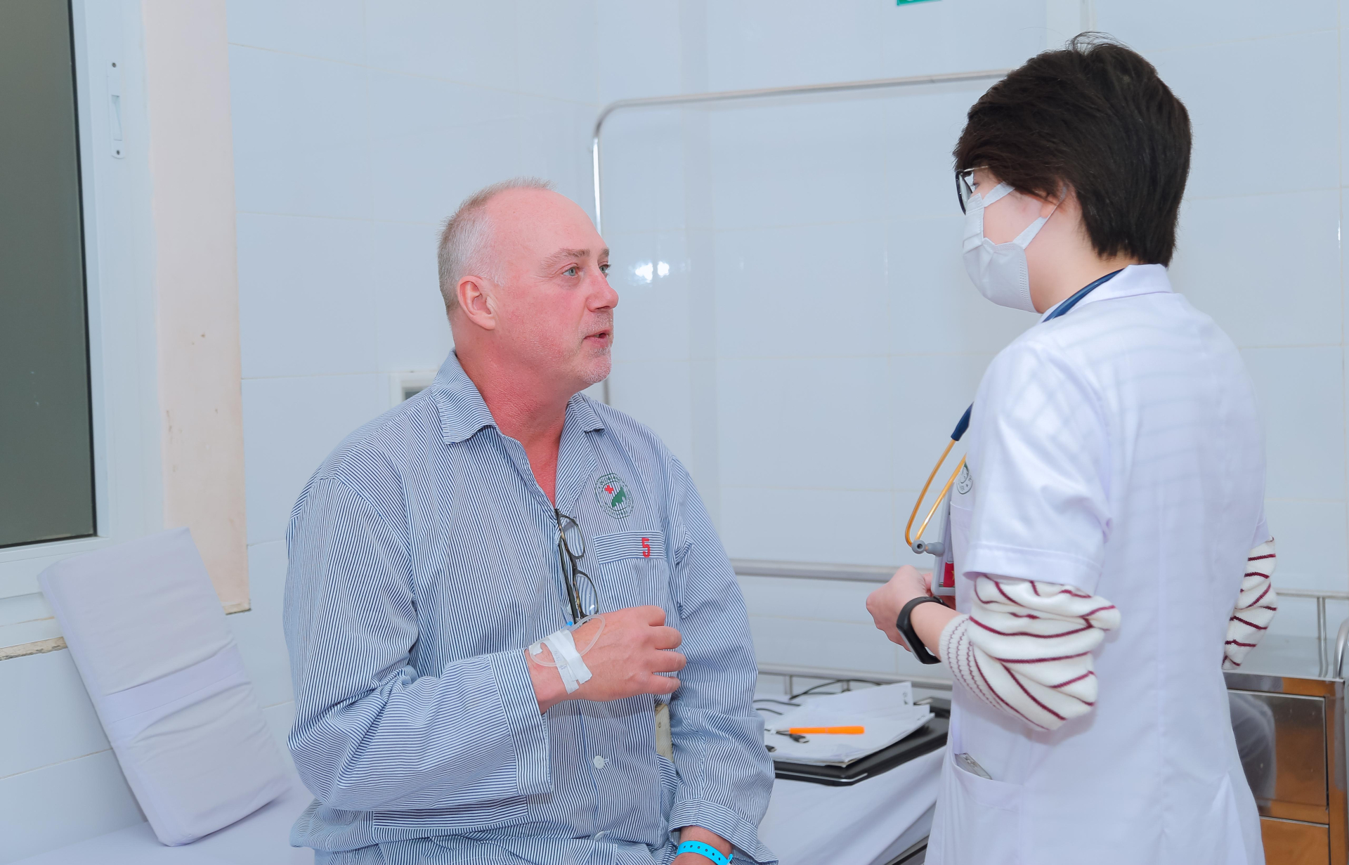 Bệnh nhân 54 khàn tiếng điều trị tại Hà Lan nhưng không khỏi: Tìm gặp bác sĩ của BV Đức Giang và xuất viện sau 3 ngày