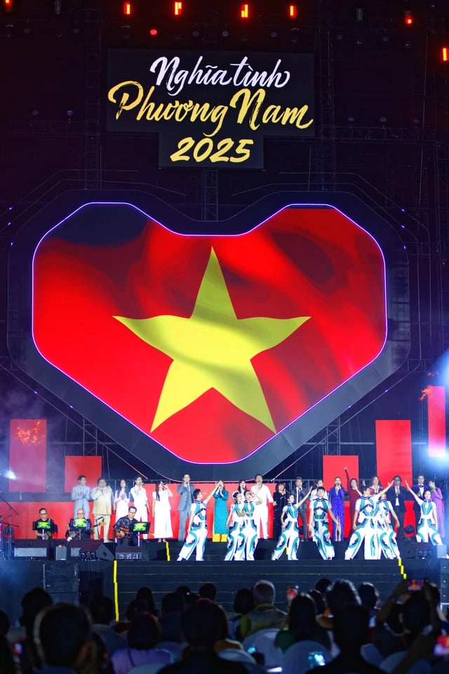 Trích 6 tỷ đồng từ ngân sách lễ cưới của con gái, tỷ phú Johnathan Hạnh Nguyễn mang tiền hỗ trợ bà con vùng lũ