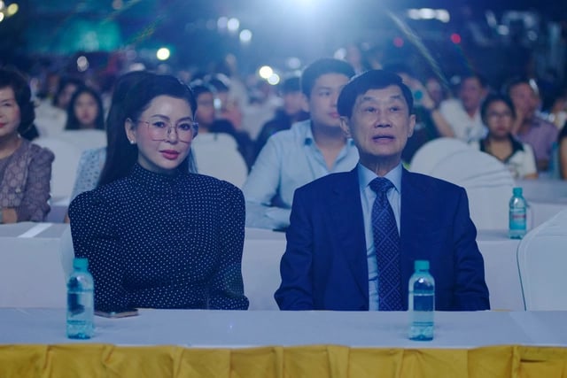 Trích 6 tỷ đồng từ ngân sách lễ cưới của con gái, tỷ phú Johnathan Hạnh Nguyễn mang tiền hỗ trợ bà con vùng lũ