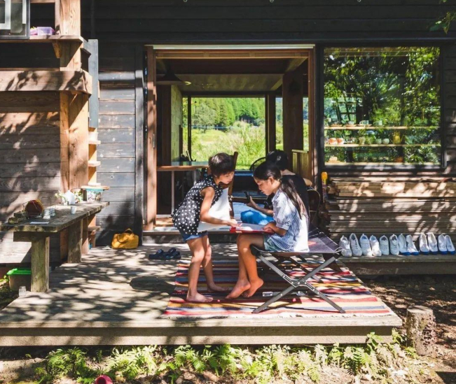 Mấy đứa trẻ vui chơi