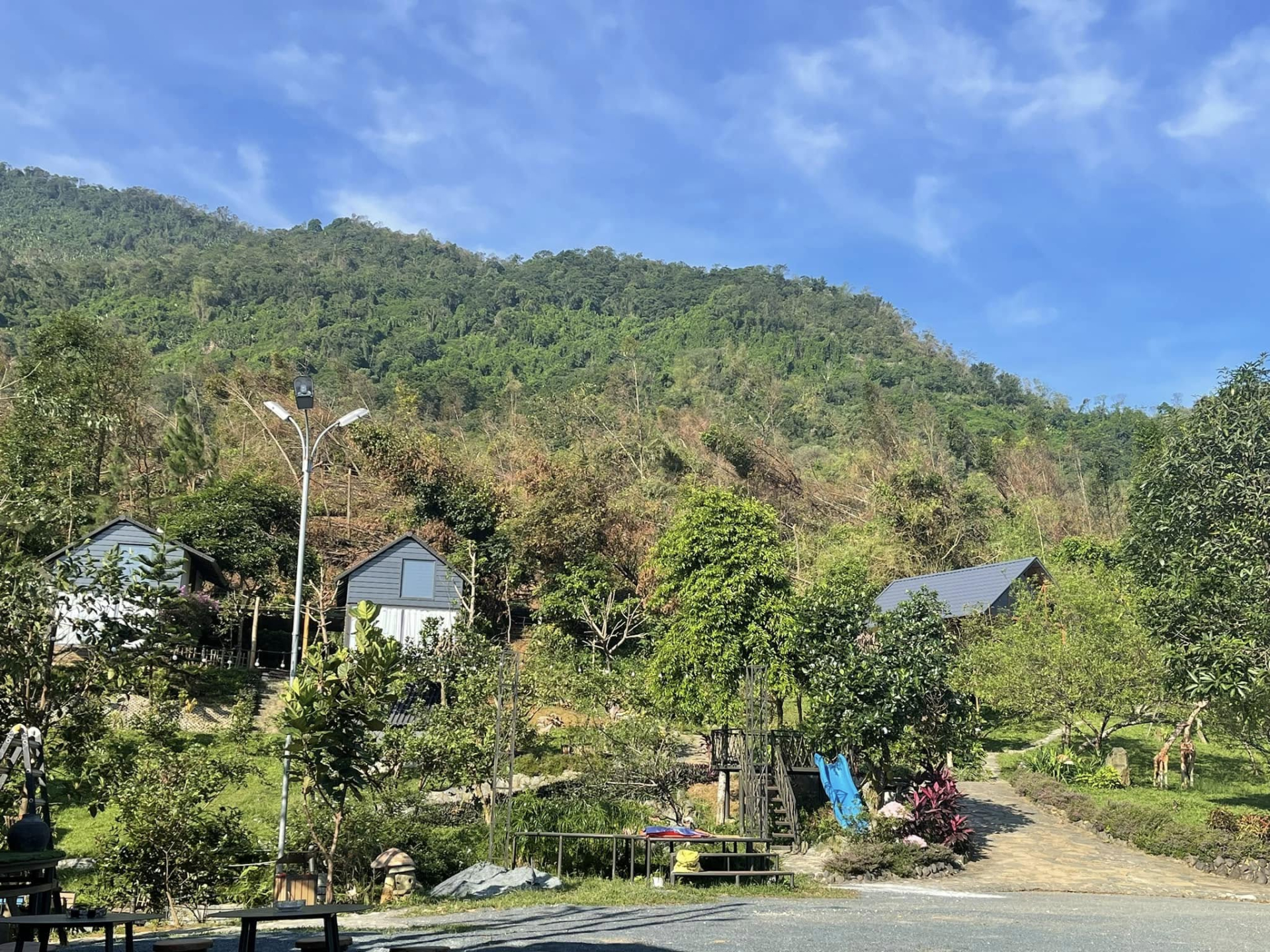 Cơ ngơi 10.000m2 của “ông hoàng nhạc đỏ” lẻ bóng ở tuổi U60