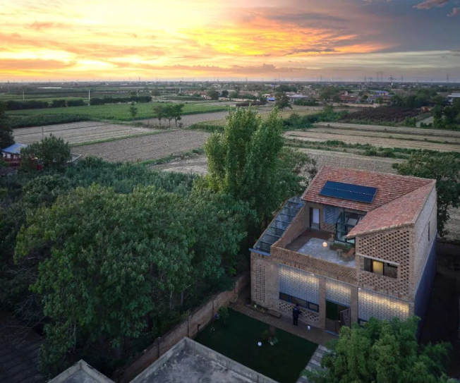 Nữ tiến sĩ chi gần 1,5 tỷ đồng xây “nhà xanh” 270m2 để cha dưỡng già: Tự phát điện, tự lọc nước, cả năm không tốn tiền điện