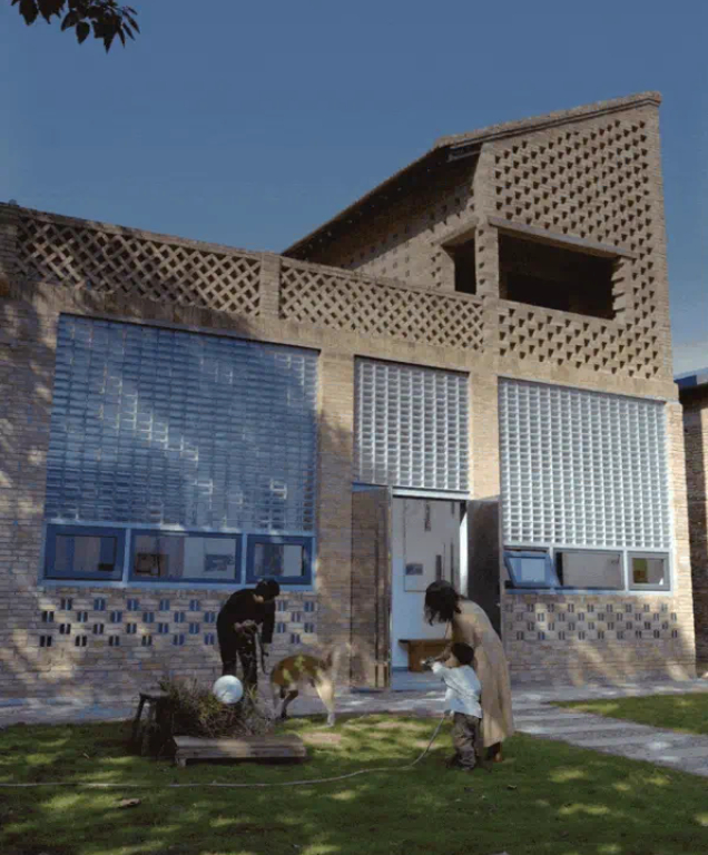 Nữ tiến sĩ chi gần 1,5 tỷ đồng xây “nhà xanh” 270m2 để cha dưỡng già: Tự phát điện, tự lọc nước, cả năm không tốn tiền điện