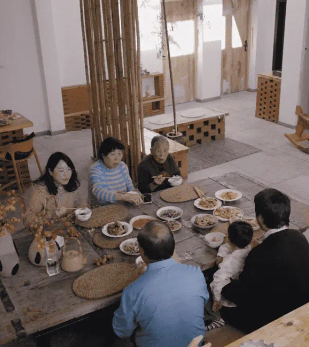    Cả gia đình quây quần bên nhau   