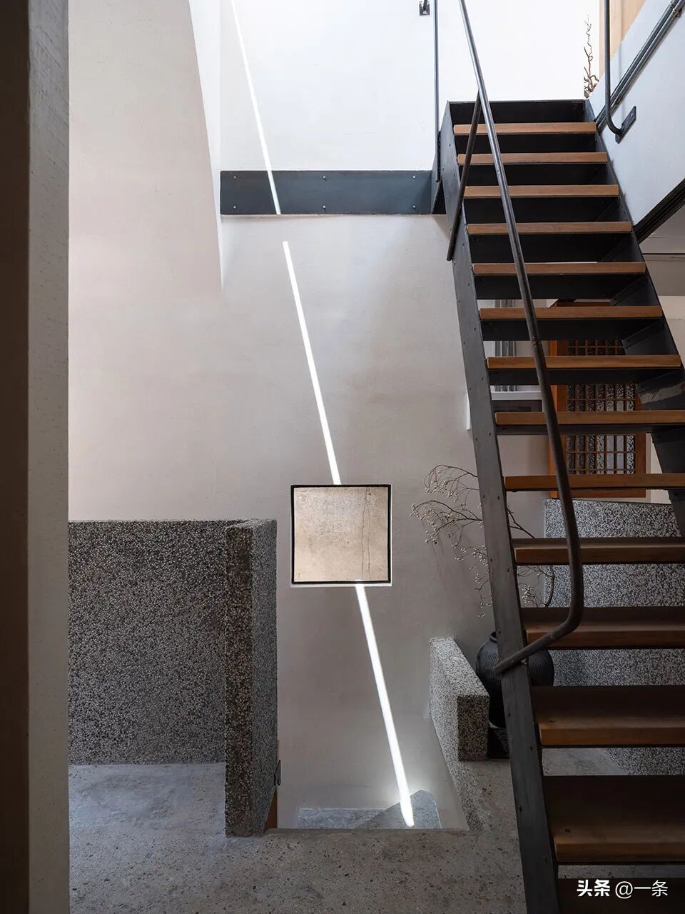 Thừa kế nhà 44m2 phố cổ, người phụ nữ cải tạo thành không gian sống cho gia đình 3 thế hệ: Nhỏ nhưng chứa điều “quý hơn vàng”