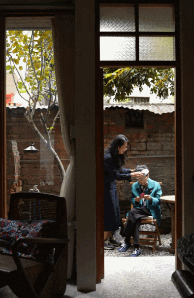 Lý A Hồng nhận thấy sức khoẻ tinh thần của người mẹ 93 tuổi đã cải thiện từ khi chuyển về căn nhà này