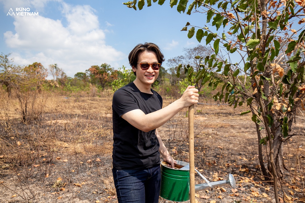 Ca sĩ Hà Anh Tuấn cùng các nghệ sĩ thân thiết tham gia trồng rừng