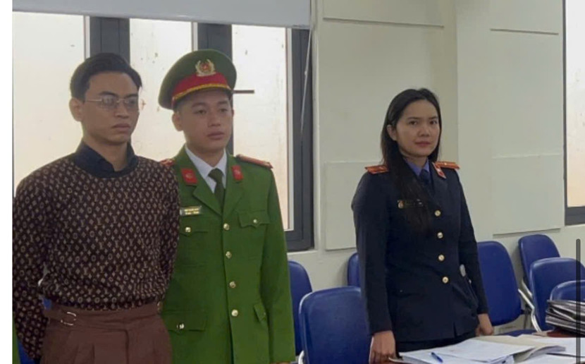 Cơ quan điều tra tống đạt các quyết định đối với Nguyễn Văn Thiên. Ảnh: An ninh thủ đô