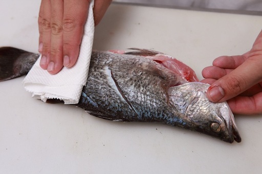 Rán cá đừng chỉ đổ mỗi dầu vào chảo: Thêm đúng 2 thứ này, không bắn dầu, không dính chảo, cá lại giòn thơm