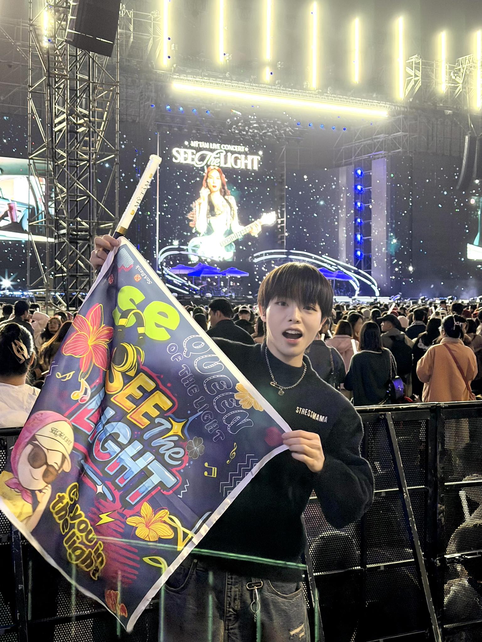 Đức Phúc đến ủng hộ cô giáo của mình