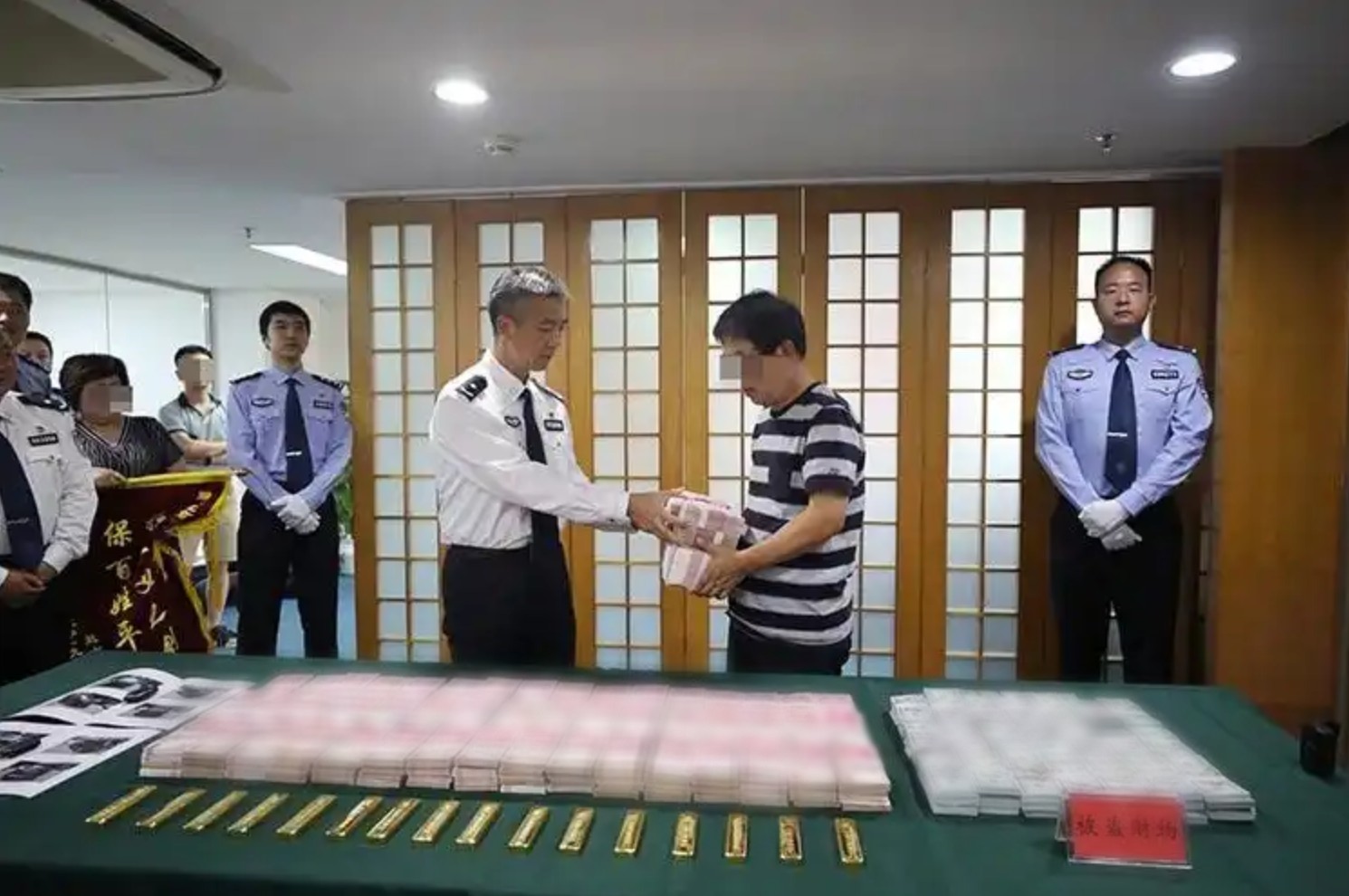 Ông Lý Cường được cơ quan chức năng trao lại số tài sản bị đánh cắp