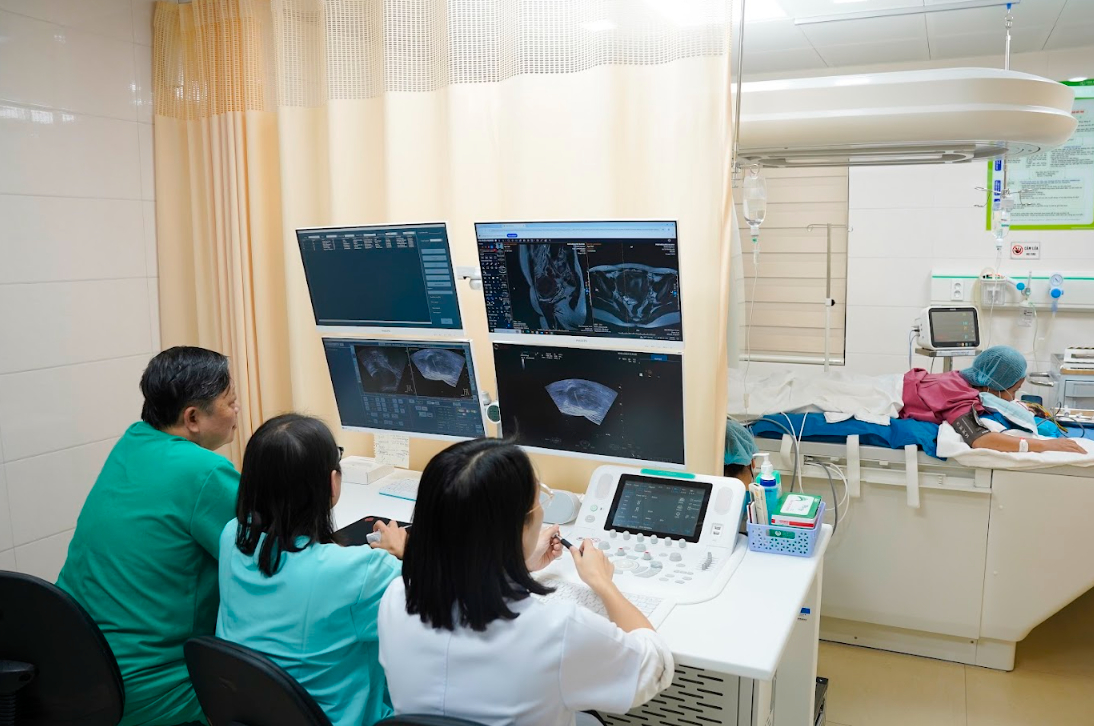 GS Tiến thực hiện kỹ thuật US-HIFU