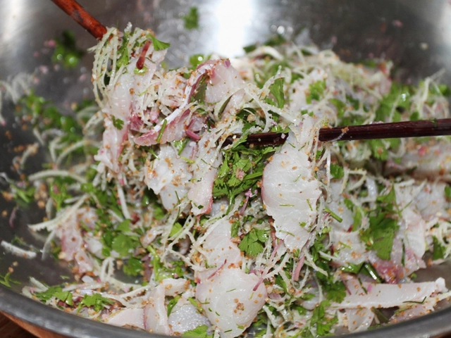   Món gỏi cá bỗng sông Lô  