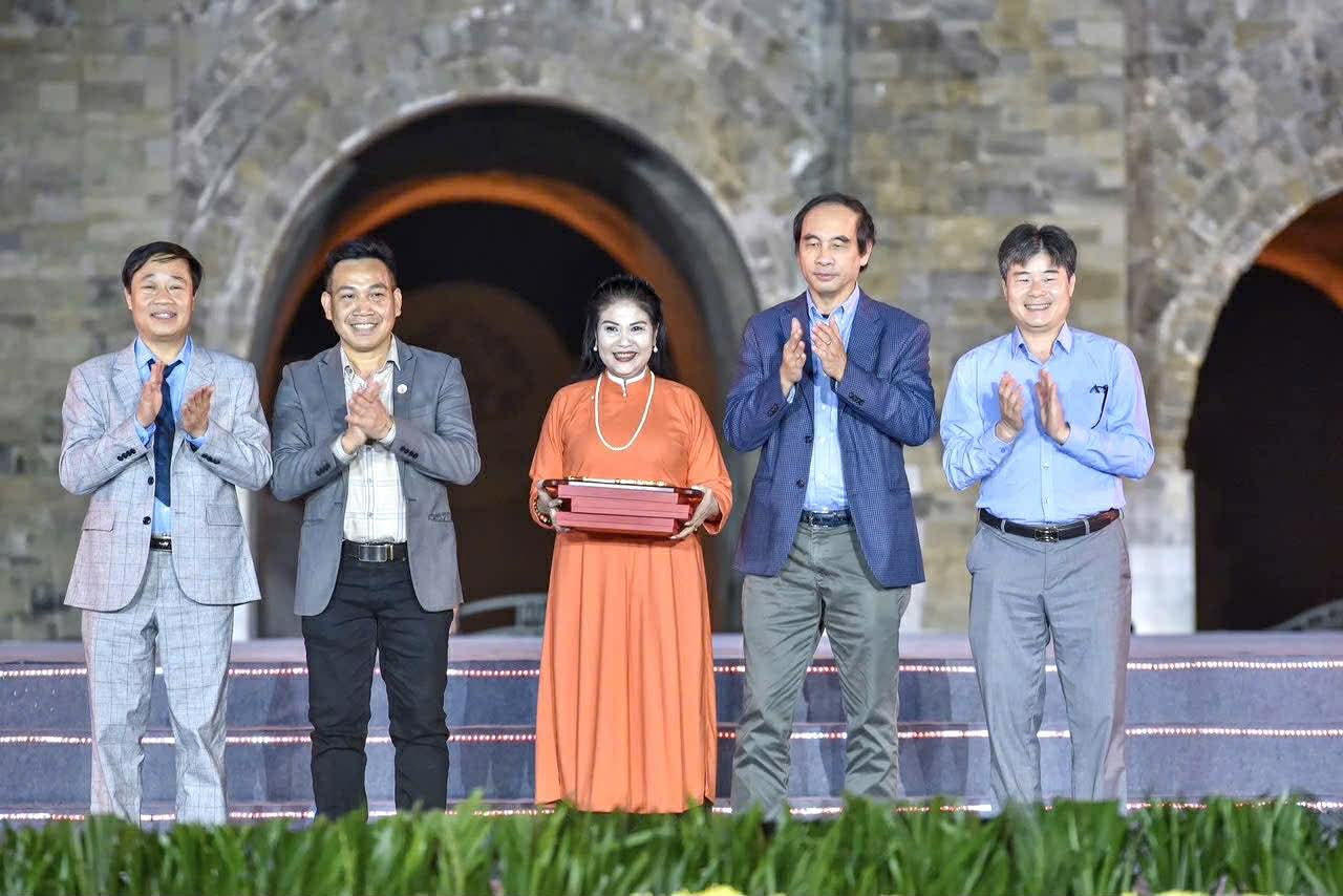 NSND Thanh Ngoan chính thức được trao quyết định bổ nhiệm giữ chức Phó Viện trưởng kiêm Giám đốc Trung tâm Bảo tồn Nghệ thuật Biểu diễn Truyền thống Việt Nam