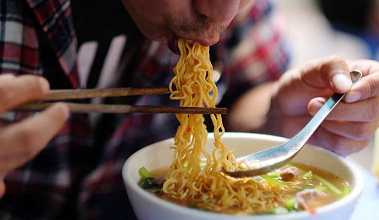 Bác sĩ 50 năm nghiên cứu về ung thư chỉ rõ: Thà nhịn đói còn hơn ăn 4 món này