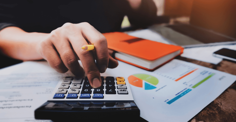 Sau 50 tuổi: 5 thói quen khiến bạn nghèo nhanh nhất