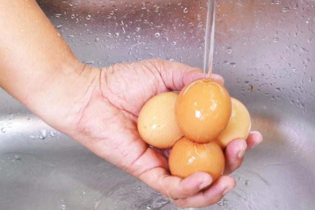 Mua trứng về cất tủ lạnh, nên rửa sạch hay để nguyên? Lời giải từ chuyên gia khiến nhiều người 