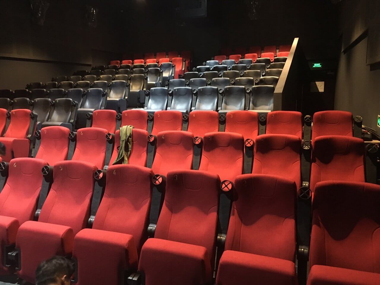 Tại sao ghế ở rạp chiếu phim đều là màu đỏ?