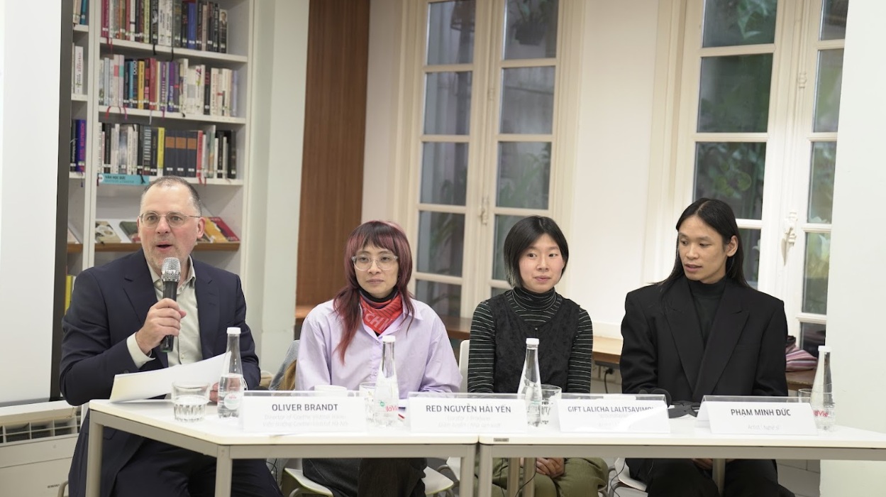 BTC giới thiệu về Liên hoan Nghệ thuật Lưu động vòng quanh Đông Nam Á “Giữa miền Di - Dịch” trong khuôn khổ buổi họp báo chiều ngày 6/1.