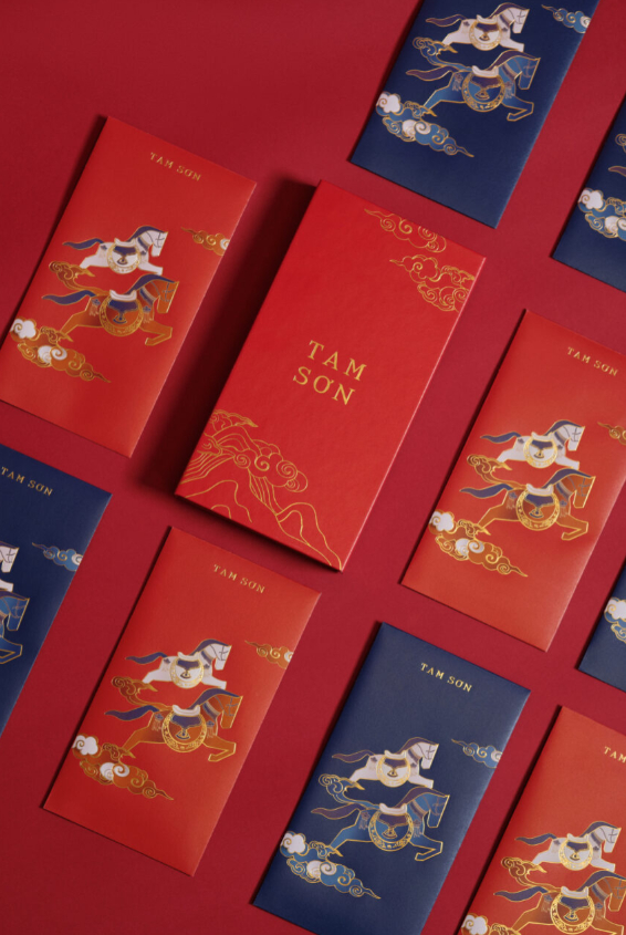 Những bao lì xì thể hiện sự xa xỉ của các ông lớn ngành thời trang: CHOPARD, RIMOWA,... đỏ như son, nhìn LOEWE mới thật sự bất ngờ