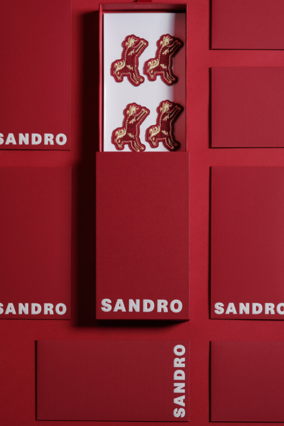 Những bao lì xì thể hiện sự xa xỉ của các ông lớn ngành thời trang: CHOPARD, RIMOWA,... đỏ như son, nhìn LOEWE mới thật sự bất ngờ