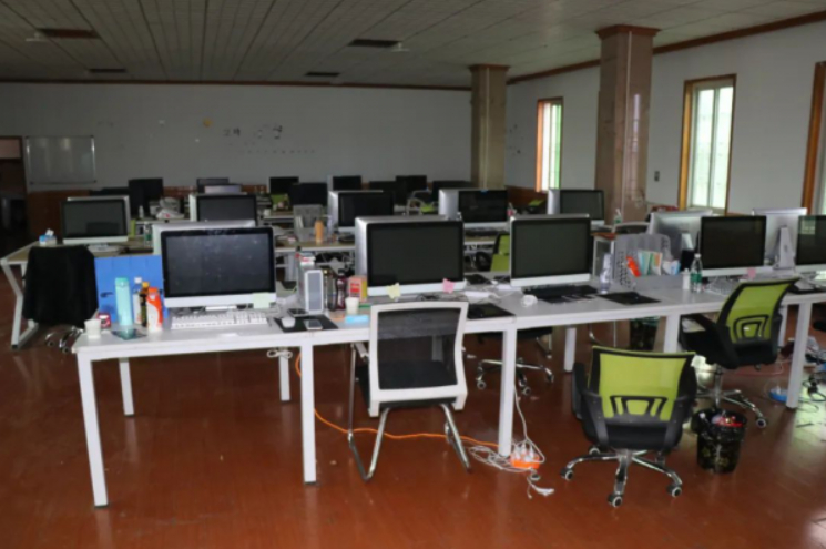 Kiểm tra đột xuất 1 khách sạn, phát hiện 40 máy tính và 100 điện thoại hoạt động 24/7, phanh phui đường dây lừa đảo hơn 38 tỷ đồng