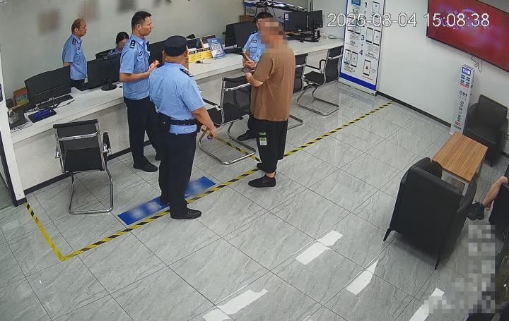 Phát hiện chiếc màu đen có biểu hiện lạ, công an lập tức vào cuộc theo dõi giám sát và kiểm tra