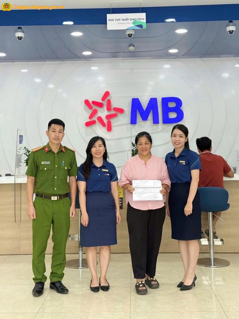 Công an xã phối hợp với Ngân hàng MB Bank hỗ trợ người dân trao trả lại số tiền chuyển khoản nhầm