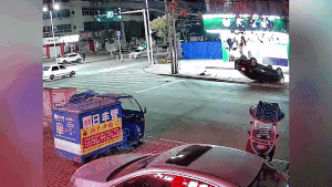 Say rượu lái xe, ô tô đâm vào dây cáp điện, lật ngửa