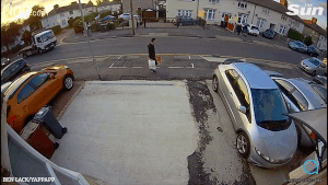 Audi tông đuôi xe tải, lộn vòng như phim hành động trên đường