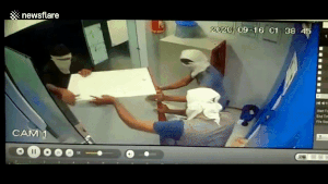 Trộm 'bế' cây ATM ra chỗ vắng vét sạch tiền ở Ấn Độ