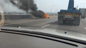 Bất lực nhìn siêu xe 3 tỷ của mình bốc cháy trên đường