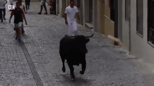 Bò điên húc tung người đàn ông trên đường phố ở Tây Ban Nha