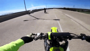 Bốc đầu xe, tài xế xe phân khối lớn gặp tai nạn