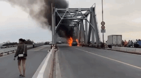 Cận cảnh xe Range Rover bốc cháy trên cầu Chương Dương