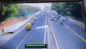 Cảnh sát Ấn Độ liều mình bám nóc capo ô tô giữa đường phố