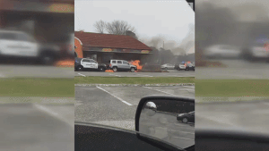 Cảnh sát Mỹ đẩy xe đang cháy ra khỏi khu dân cư