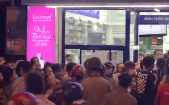 Cảnh tượng hỗn loạn vì tranh giành khẩu trang ở Sài Gòn